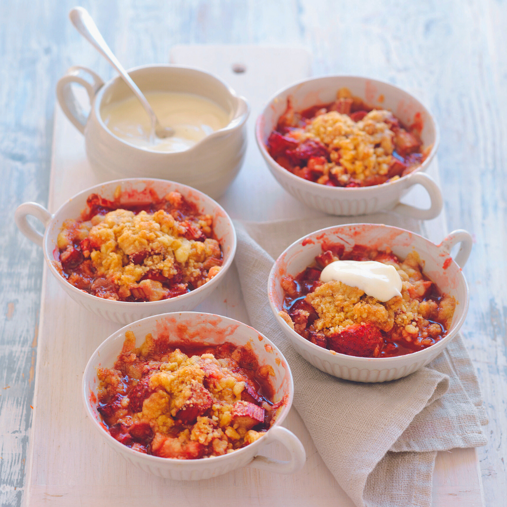 EZY STRAWBERRY & RHUBARB CRUMBLE